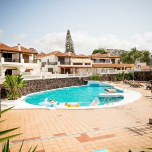 Sunny Large Terrace Apartment in Center of Las Americas Habitaciones para familias Jardín Avenida Rafael Puig Lluvina