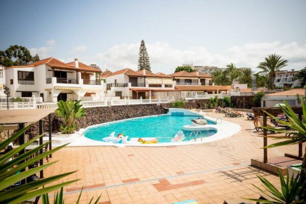 Sunny Large Terrace Apartment in Center of Las Americas Habitaciones para familias Jardín Avenida Rafael Puig Lluvina