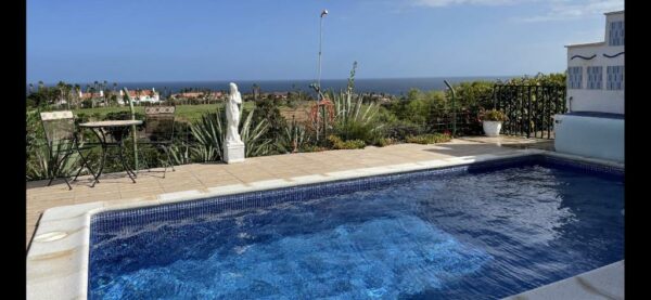 Parking gratuito house private heated pool amazing view on golf ocean 3 bedrooms 3 bathrooms 6 to 8 adults 3-17 years old children being considered adults and in addition 0-2 years old children are welcome for free Fairway village