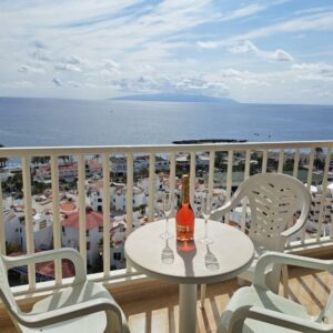 Terraza Amazing view over the ocean in Playa de Las Americas Playa de las Américas Parking gratuito Habitaciones para familias Avenida Arquitecto Gómez Cuesta