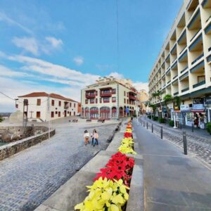 Puerto de la Cruz Situado frente a la playa Habitaciones libres de humo Vista Marina Calle San Juan Pl.