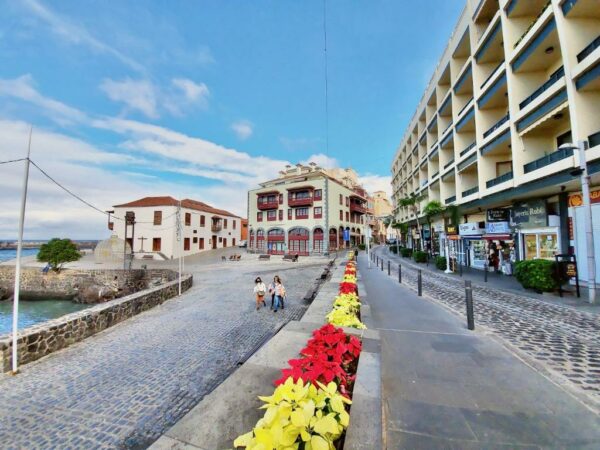 Puerto de la Cruz Situado frente a la playa Habitaciones libres de humo Vista Marina Calle San Juan Pl.