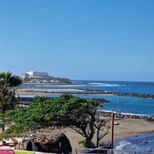 Situado frente a la playa Ascensor AV. Eugenio Domínguez Alfonso