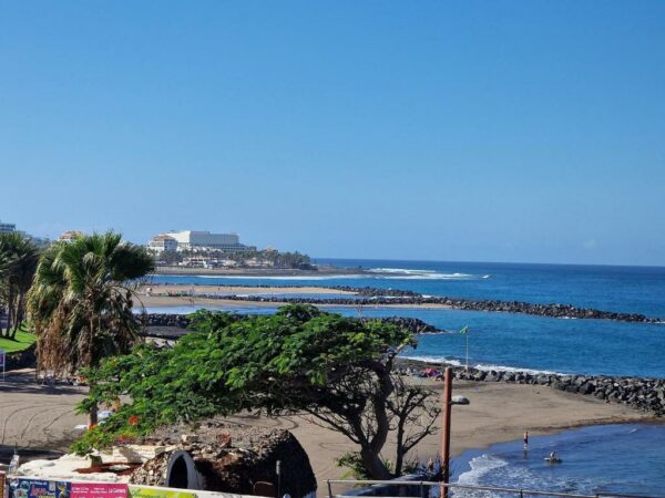 Situado frente a la playa Ascensor AV. Eugenio Domínguez Alfonso