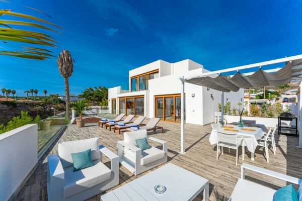 Fabulous contemporary 5 bedroom villa with private heated pool