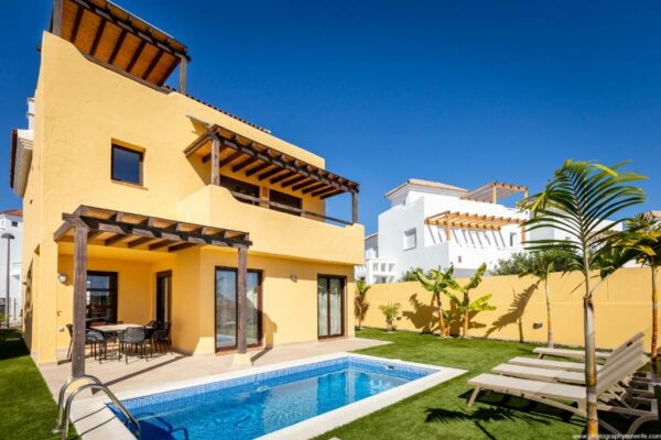 VILLA WITH 4 BEDROOMS AND PRIVATE HEATED POOL