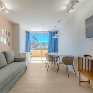 Newly renovated studio 2 min from Playa La Arena Habitaciones libres de humo Puerto de Santiago Piscina exterior Parking gratuito Calle Alfonso Ferrer