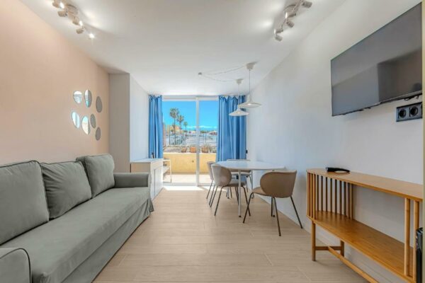 Newly renovated studio 2 min from Playa La Arena Habitaciones libres de humo Puerto de Santiago Piscina exterior Parking gratuito Calle Alfonso Ferrer