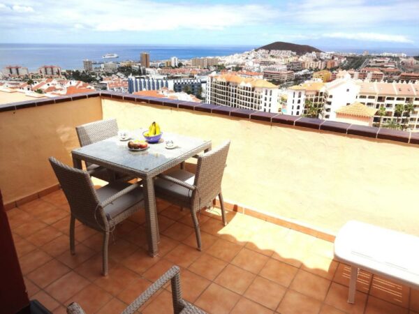 Splendid top floor apartment with panoramic sunset views and free WIFI Los Cristianos Ascensor Calle Rodeo