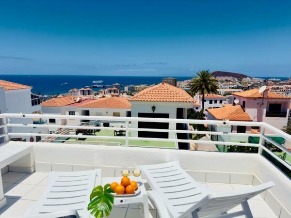 Tranquil Hillside with Oceanview and Pool Terraza Los Cristianos Piscina exterior Calle Rodeo