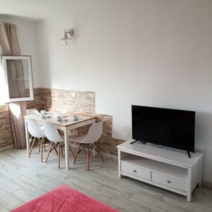 Designer 1 bedroom apartment White Tree 2 minutes to the beach in the city center