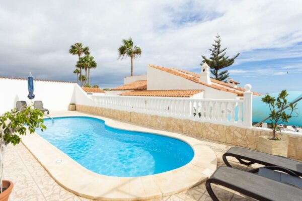 Habitaciones libres de humo Casa Glenys con piscina privada y vistas al Golf y mar San Miguel de Abona